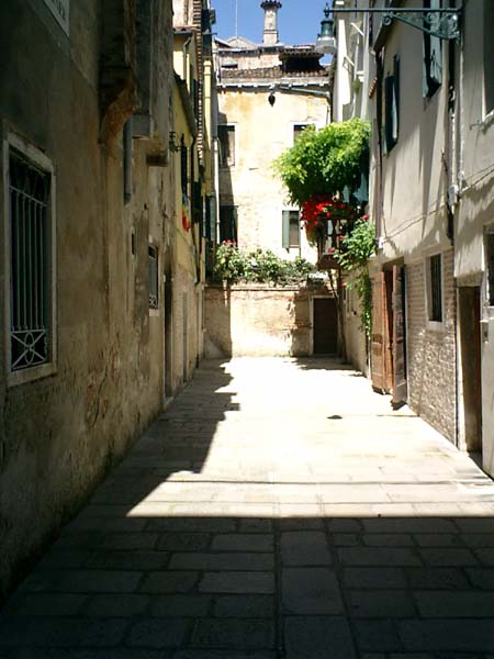 2004 Venice alleyway